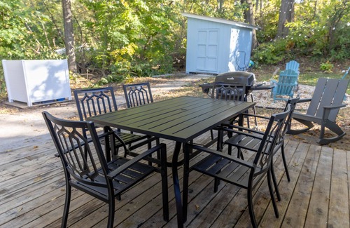 Barrington Cabaña | Cozy 3 bedroom river cottage w/ indoor fireplace