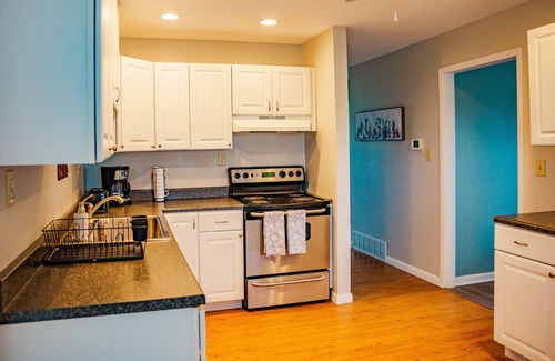 Speed Otro | Cozy 3 BR Cottage -All the Amenities- Family Friendly- Queen Bed- 300 acre Farm