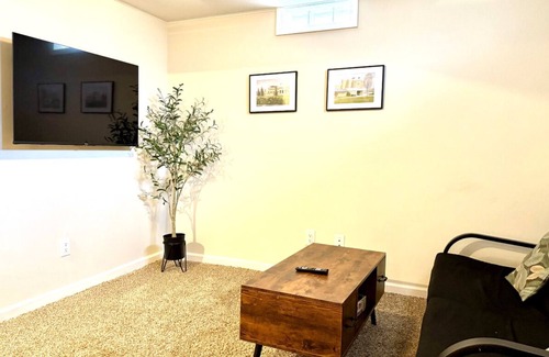 South Bend Casa | Cozy 3BD/1.5 BA 3 mi from ND campus.