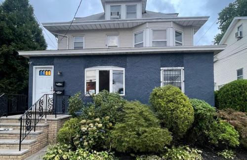 Elizabeth Apartamento | Cozy 3BR Basement Apartment with Private Entry & Parking in Elizabeth, NJ