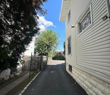 Elizabeth Apartamento | Cozy 3BR Basement Apartment with Private Entry & Parking in Elizabeth, NJ