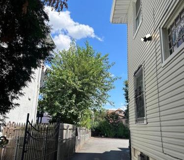 Elizabeth Apartamento | Cozy 3BR Basement Apartment with Private Entry & Parking in Elizabeth, NJ