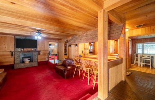 Skippers Casa | Cozy 3BR Lake House Firepit Pier Pet-Friendly