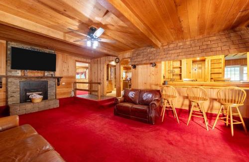 Skippers Casa | Cozy 3BR Lake House Firepit Pier Pet-Friendly