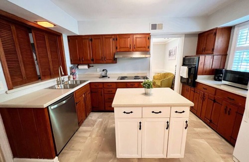 East Memphis Casa | Cozy 3BR Memphis Stay, Pet Friendly BBQ & Games