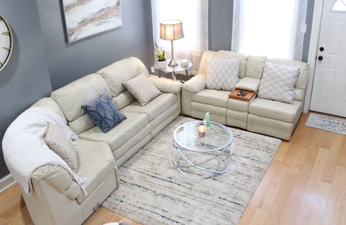 Kensington Casa | COZY 3BR Townhouse with HOT TUB! Free Disney+ &Netflix!