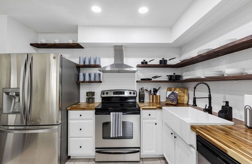 Casselberry Casa | Cozy 4/2, Centrally Located, King Beds, Pergola, Hot Tub & Pool!