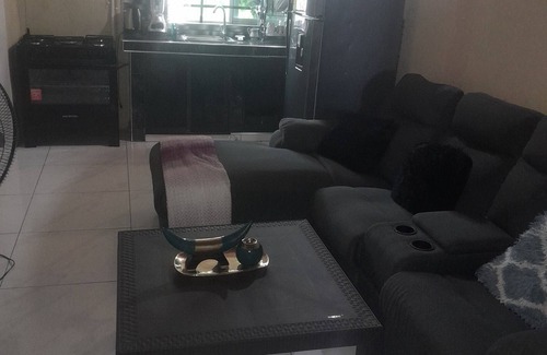 Portmore Apartamento | Cozy 4-bedroom apartment in enchanting Portmore with WiFi, AC