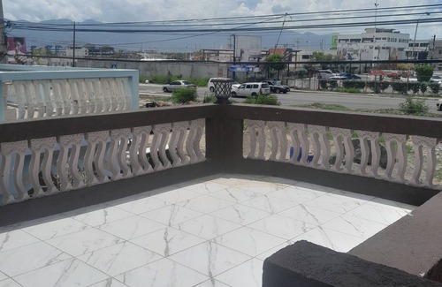 Portmore Apartamento | Cozy 4-bedroom apartment in enchanting Portmore with WiFi, AC
