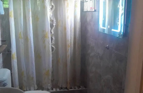 Portmore Apartamento | Cozy 4-bedroom apartment in enchanting Portmore with WiFi, AC