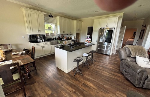 Ragland Casa | Cozy 4-bedroom barn with AC and WiFi in lovely Ragland. Unwind and enjoy.