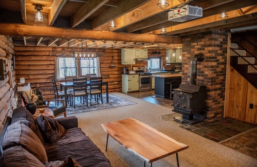 Coudersport Cabina | Cozy 4-bedroom cabin in Coudersport with View, Games, Fire Pit & Screen Porch