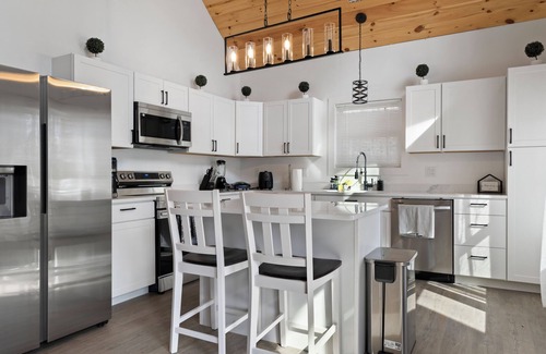 Westminster Cabina | Cozy 4-bedroom cabin with AC, WiFi in Lake Hartwell - Near Clemson