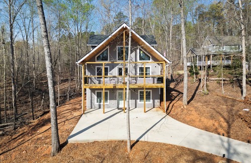 Westminster Cabina | Cozy 4-bedroom cabin with AC, WiFi in Lake Hartwell - Near Clemson