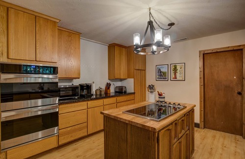 Glencoe Cabina | Cozy 4 bedroom Cabin with Hot Tub and BLS & Sequoia Woods access