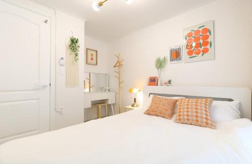 Bongcheon-dong Apartamento | Cozy 4 Bedroom Spacious Stay for 8 Near Line 2 and Airport Bus 5 min Walk to Sharosugil Kitchen Self Check in