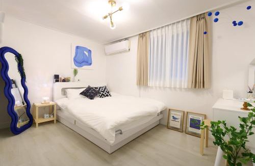 Bongcheon-dong Apartamento | Cozy 4 Bedroom Spacious Stay for 8 Near Line 2 and Airport Bus 5 min Walk to Sharosugil Kitchen Self Check in