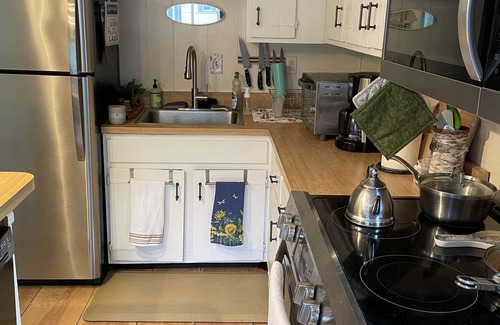 Moultonborough Chalet De Esquí | Cozy 4 BR chalet, short walk to park, tennis, and beach! Pets ok! 425 a night.