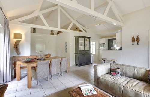 Uden Casa | Cozy 4-person bungalow with lovely private outdoor hot tub.