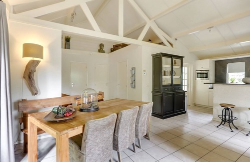 Uden Casa | Cozy 4-person bungalow with lovely private outdoor hot tub.