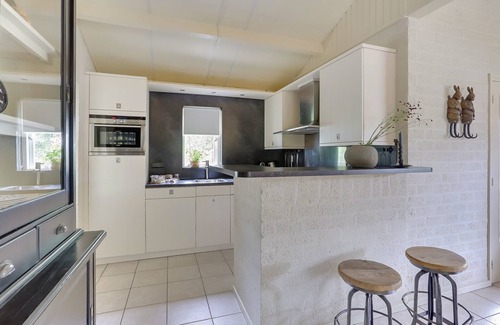 Uden Casa | Cozy 4-person bungalow with lovely private outdoor hot tub.