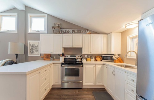 Victoria Road Cabaña | Cozy 4 Season Cottage by Balsam Lake