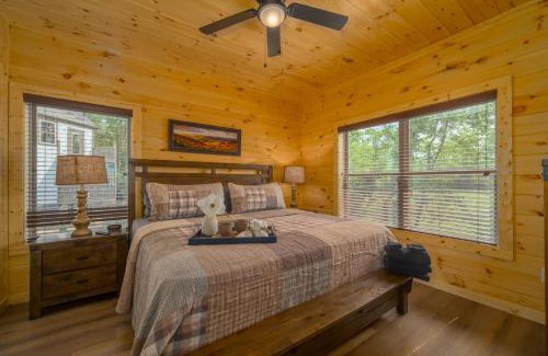 Gatlinburg - Pigeon Forge Casa | Cozy 4BR Cabin with Hot Tub, Game Room & Fire Pit, Close to Dollywood