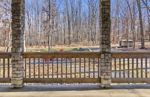 White Haven Chalet De Esquí | Cozy 5 bedroom, 3 Bath Chalet w/ Hot Tub & Pool Table - Sleeps 14!