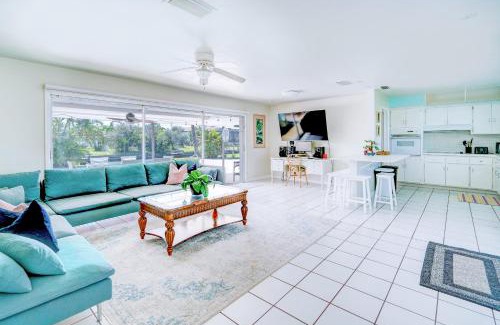 Yacht Club Casa | Cozy 60's home, city & canal located