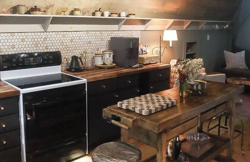 Cullowhee Cabina | Cozy A-Frame ~10 min to Cashiers - Pet Friendly, Firepit, + Hot tub!