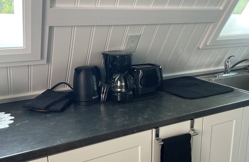 Saint John Cabina | Cozy Aframe-1 bedroom, full bathroom, kitchenette cabin with WiFi in Saint John