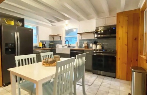 Tafton Casa | Cozy all season cabin w/ private boathouse & dock!