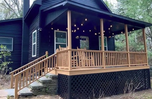 Tafton Casa | Cozy all season cabin w/ private boathouse & dock!