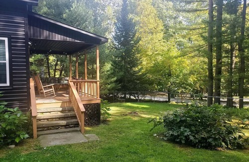 Tafton Casa | Cozy all season cabin w/ private boathouse & dock!