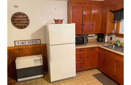 Portage Lake Cabaña | Cozy All Season Lakeside Cottage