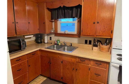 Portage Lake Cabaña | Cozy All Season Lakeside Cottage