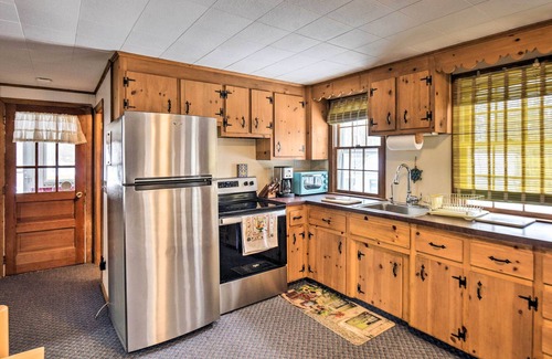 West Alton Casa | Cozy Alton Vacation Home w/ Sunroom!