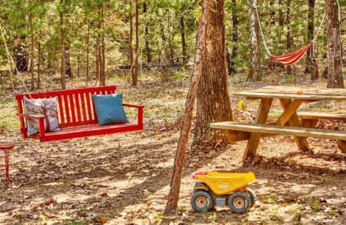 Van Zandt County Cabina | Cozy and Comfortable Kid-Friendly Cabin Rental for a Memorable Family Getaway Nestled in the Serene Forest in Ben Wheeler, Texas