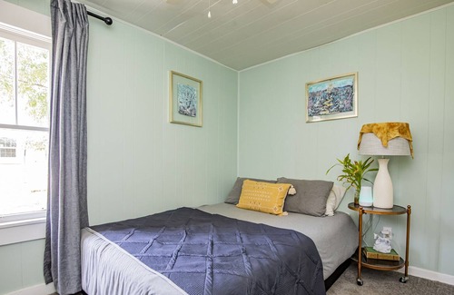 Siloam Springs Casa | Cozy and Convenient 2 Br 1 Bath Bungalow n the heart of Downtown Siloam Springs