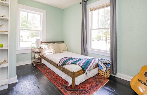 Siloam Springs Casa | Cozy and Convenient 2 Br 1 Bath Bungalow n the heart of Downtown Siloam Springs