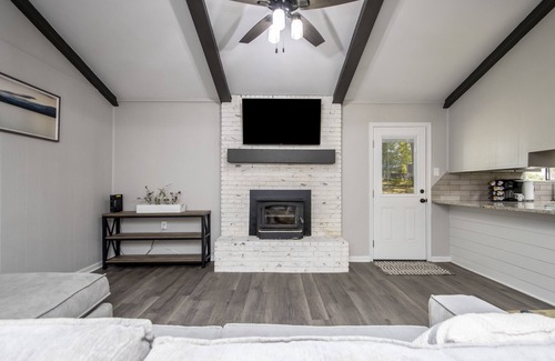 Benton Casa | Cozy and Serene 3 Bed 3 Bath in Great Area Close to Everything