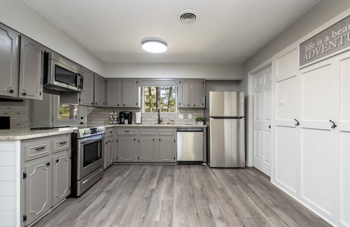 Benton Casa | Cozy and Serene 3 Bed 3 Bath in Great Area Close to Everything