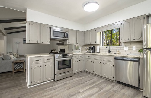 Benton Casa | Cozy and Serene 3 Bed 3 Bath in Great Area Close to Everything