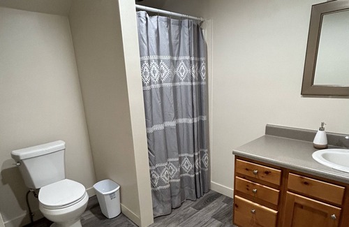 Rifle Apartamento | Cozy apartment hunters and traveling professionals welcome!