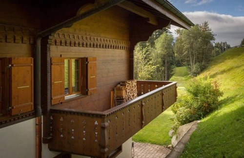 Schoenried Apartamento | Cozy Apt Overlooking the Gstaad Mountain Area