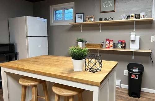 Pittsburgh Condominio | Cozy Artist Apartment, Queen Bed Stylish + WIFI!