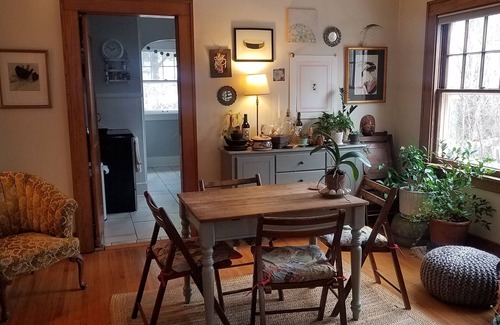 Twain Cabaña | Cozy Artist Cottage, convenient to down town & UIowa