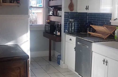 Twain Cabaña | Cozy Artist Cottage, convenient to down town & UIowa
