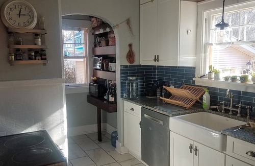 Twain Cabaña | Cozy Artist Cottage, convenient to down town & UIowa