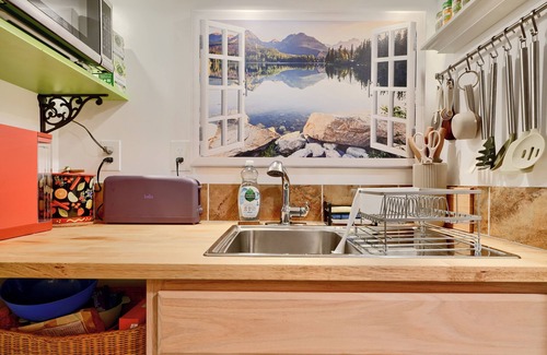 Mount Washington Apartamento | Cozy, artsy 2-bedroom, private apartment with WiFi, AC in vibrant Baltimore